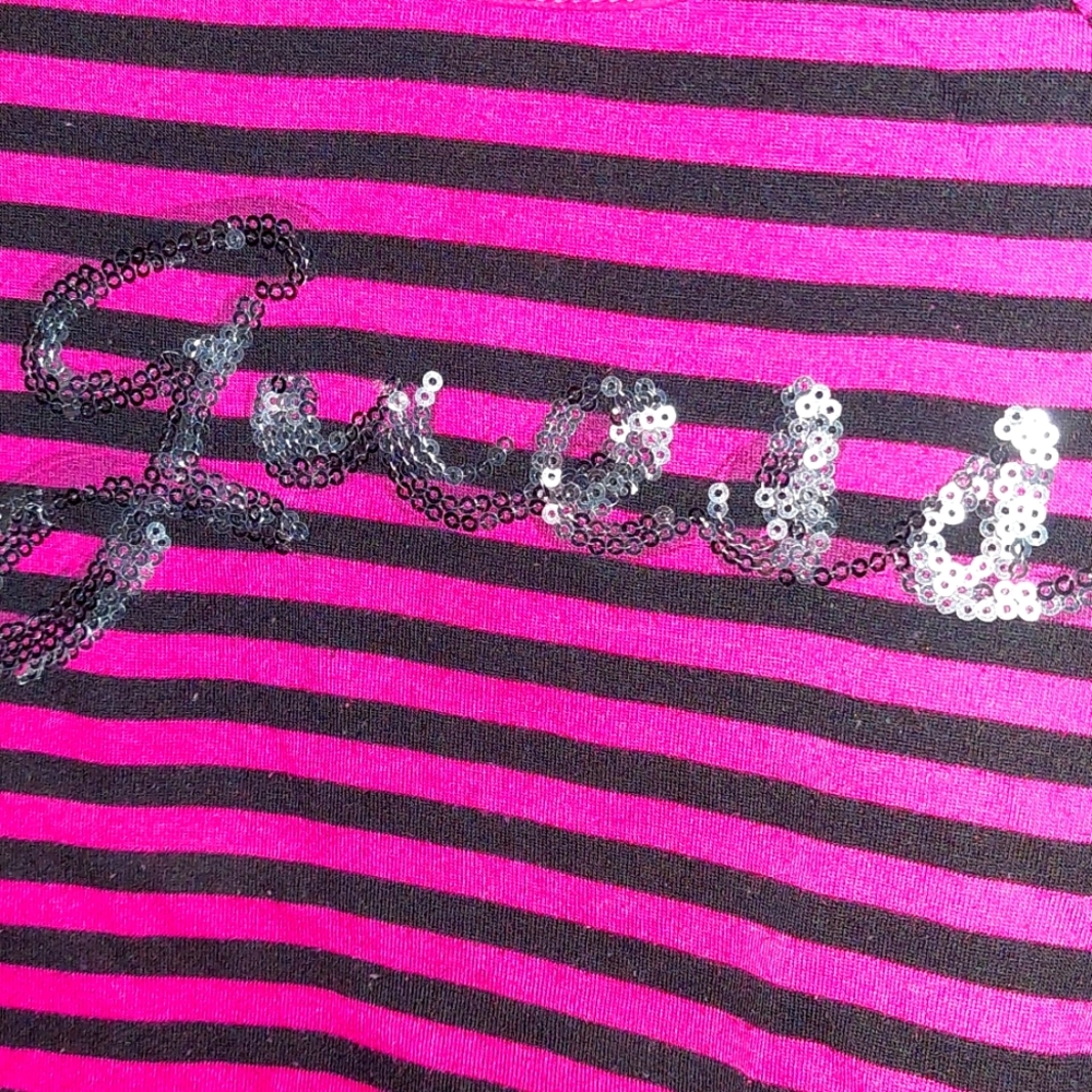 GUESS Sequence lettered tee